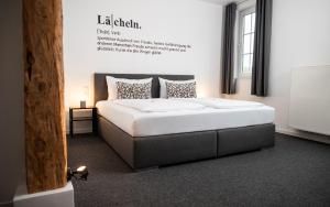ein Schlafzimmer mit einem großen Bett in einem Zimmer in der Unterkunft Hotel Apartment Ferienwohnung Meyenhof Frankenberg Eder in Frankenberg