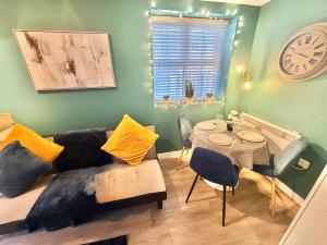 Posezení v ubytování Cozy Apartment in Bournemouth Town Centre - Fast WiFi - Smart TV - Walk to Town Centre and Beach