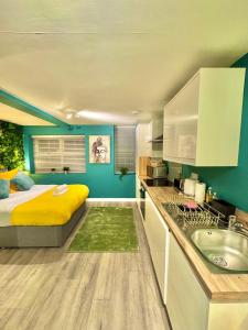 Kuchyň nebo kuchyňský kout v ubytování Cozy Apartment in Bournemouth Town Centre - Fast WiFi - Smart TV - Walk to Town Centre and Beach + 15 fotografií