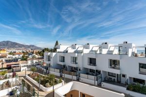 een luchtfoto van een wit appartementengebouw bij Casa Miramar Oak 47 in Fuengirola