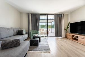 een woonkamer met een bank en een flatscreen-tv bij Casa Miramar Oak 47 in Fuengirola