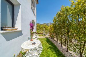 En have udenfor la maison dorée