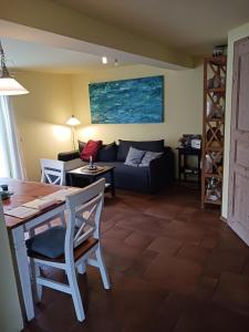 un salon avec une table et un canapé dans l'établissement Haus Bei Der Kirche, à Oland