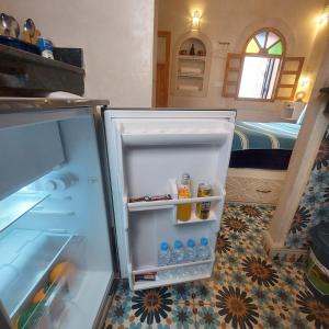 een koelkast met de deur open in een kamer bij Riad dar el hania in Essaouira