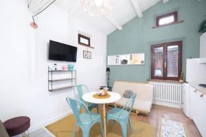 een keuken en eetkamer met een tafel en stoelen bij fattoria Coppetella Cemani in Molino dʼAgugliano