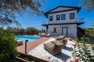 een huis met een zwembad en een huis bij Villa Sorina Kefalonia in Svoronata