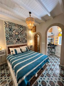 een grote slaapkamer met een groot bed in een kamer bij Riad dar el hania in Essaouira