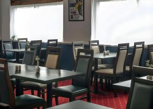 een eetkamer met tafels en stoelen bij Tor Park Hotel in Torquay