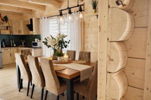una sala da pranzo con tavolo e sedie di Góralska Chatka jacuzzi i sauna a Kościelisko