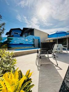 ein Stuhl auf einer Terrasse vor einem Haus in der Unterkunft Casa Bombinhas Bombas beach in Bombinhas + 29 Fotos