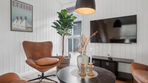ein Wohnzimmer mit einem Stuhl und einem Tisch in der Unterkunft Villavilla #621 - Dueodde, Bornholm in Vester Sømarken
