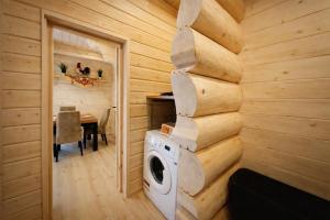 una lavatrice e un'asciugatrice in una baita di tronchi di Góralska Chatka jacuzzi i sauna a Kościelisko