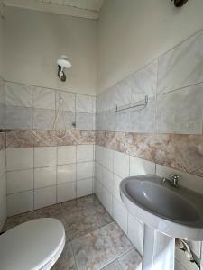 ein Badezimmer mit Waschbecken und Toilette in der Unterkunft Casa Bombinhas Bombas beach in Bombinhas