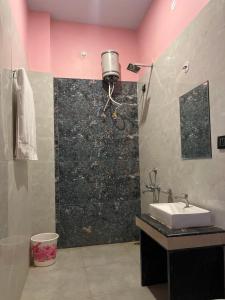 een badkamer met een wastafel en een douche bij Hotel Simran Desert View Haveli in Pushkar