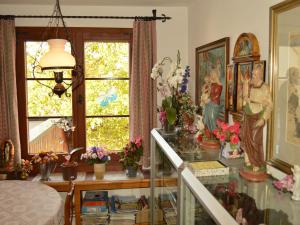 Cette chambre comprend une table en verre avec des fleurs. dans l'établissement Zum Torkelhaus, à Sipplingen