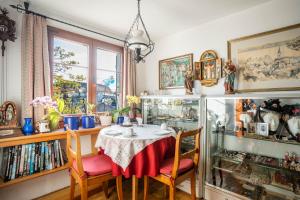 une salle à manger avec une table et des chaises dans l'établissement Zum Torkelhaus, à Sipplingen