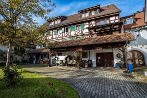 un grand bâtiment avec un patio devant dans l'établissement Zum Torkelhaus, à Sipplingen 48 autres photos