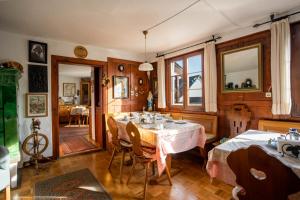 une pièce avec une table et des chaises dans l'établissement Zum Torkelhaus, à Sipplingen
