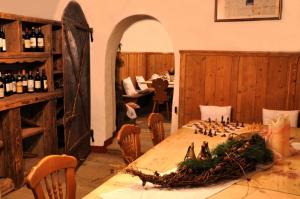 ein Zimmer mit einem Tisch und einem Schachbrett darauf in der Unterkunft Hotel Ansitz Kandelburg in Mühlbach