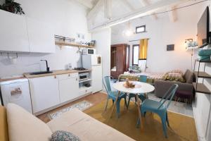 a kitchen and a living room with a table and chairs at fattoria Coppetella Cemani in Molino dʼAgugliano