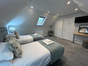 En eller flere senge i et værelse på The Stables with Hot Tub