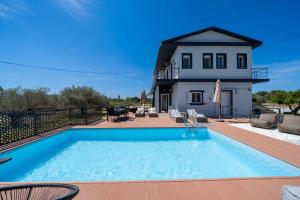 een huis met een zwembad voor een huis bij Villa Sorina Kefalonia in Svoronata +93 foto's