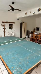 ein Wohnzimmer mit einer Tischtennisplatte in der Unterkunft Casa ampla no centro Barra Velha in Barra Velha