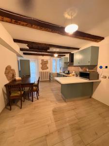 eine Küche und ein Esszimmer mit Tisch und Stühlen in der Unterkunft Nottetempo in Cesena