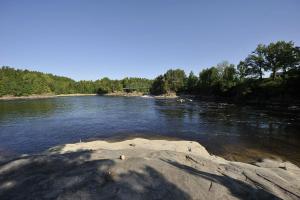 een rivier met een rots in het water bij Holmfoss Hytta in Larvik