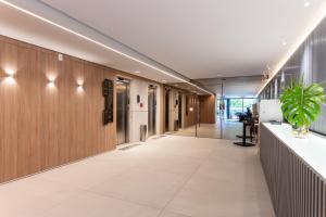 een kantoorgang met houten wanden en een lange gang bij ICON - Vista Mar Boa Viagem in Recife +43 foto's