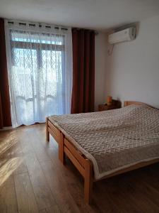 Giường trong phòng chung tại Maja Apartman