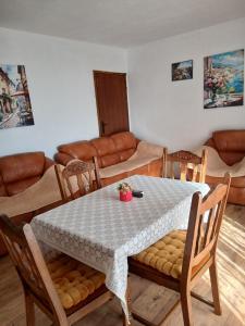 Khu vực ghế ngồi tại Maja Apartman