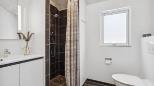 Et badeværelse på Villavilla #585 - Bjerregård, Vestjylland + 19 billeder