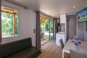een tiny house met een keuken en een eetkamer bij Camping Barco Reale in Lamporecchio