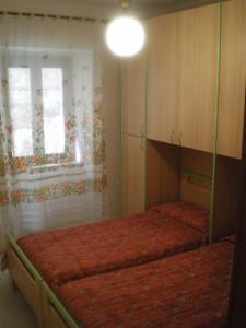 sypialnia z łóżkiem i oknem w obiekcie la ruga fiorita w mieście Monteverdi Marittimo