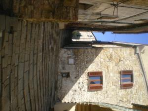budynek z dwoma oknami na boku w obiekcie la ruga fiorita w mieście Monteverdi Marittimo
