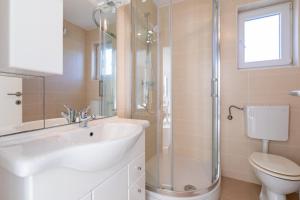 ein Badezimmer mit Waschbecken, Dusche und Toilette in der Unterkunft Pansion Burin in Baška + 33 Fotos