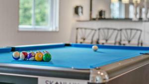 einen blauen Billardtisch mit Bällen darüber in der Unterkunft Villavilla #449 - Dueodde, Bornholm in Bedegård