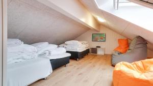 Zimmer im Dachgeschoss mit 3 Betten und einem Sofa in der Unterkunft Villavilla #449 - Dueodde, Bornholm in Bedegård + 21 Fotos