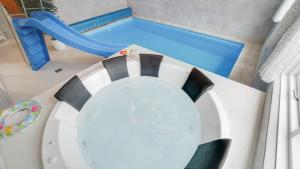 ein Badezimmer mit Tauchbecken und Rutsche in der Unterkunft Villavilla #449 - Dueodde, Bornholm in Bedegård