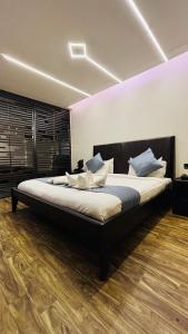 THE SLATE HOTEL NUMGAMBAKKAM Near US EMBASSY & APPOLLO HOSPITAL في تشيناي: غرفة نوم بها سرير كبير في الغرفة