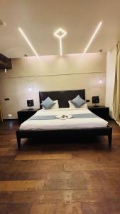 THE SLATE HOTEL NUMGAMBAKKAM Near US EMBASSY & APPOLLO HOSPITAL في تشيناي: غرفة نوم بها سرير كبير في الغرفة