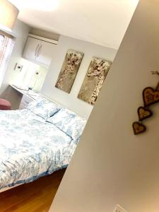 En eller flere senge i et værelse på Village Cottage Marple