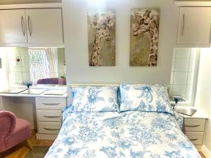 En eller flere senge i et værelse på Village Cottage Marple