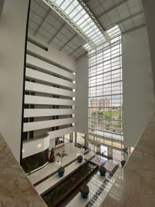 Großes Zimmer mit einem Tisch und einem großen Fenster in der Unterkunft Uberlândia Suítes Hotel in Uberlândia + 48 Fotos