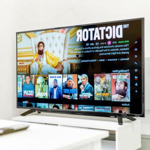 een flatscreen-tv zittend op de top van een witte tafel bij Cozy Apartment - Wolverhampton City Centre - Netflix 12AC in Wolverhampton