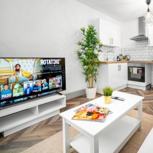 een woonkamer met een witte tafel en een tv bij Cozy Apartment - Wolverhampton City Centre - Netflix 12AC in Wolverhampton