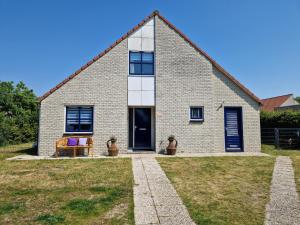 Tòa nhà nơi biệt thự tọa lạc