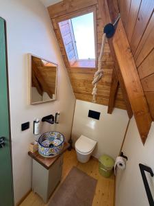 Et opholdsområde på Clop&Cojoc Rustic old wooden house + 6 billeder