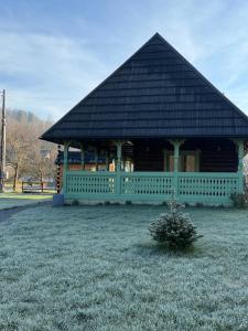 En have udenfor Clop&Cojoc Rustic old wooden house